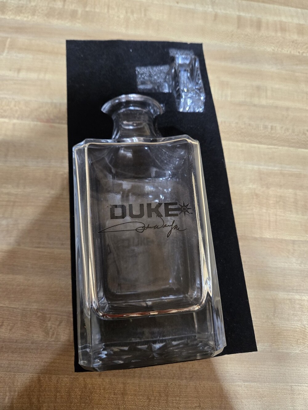 JOHN WAYNE SIGNATURE "DUKE" WHISKEY GLASS DECANTER, NEW
